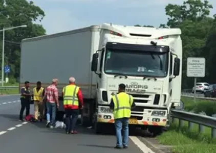 Caminhão tomba Rodovia Raposo Tavares SP