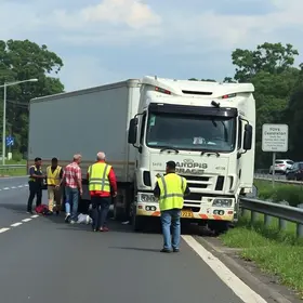 Caminhão tomba Rodovia Raposo Tavares SP